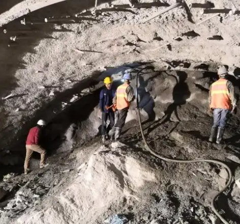 大新隧道拱顶带模注浆料，微膨胀注浆料的特点及施工工艺